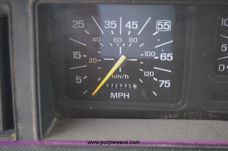 image for item L1005 1998 Ford F800 dump truck