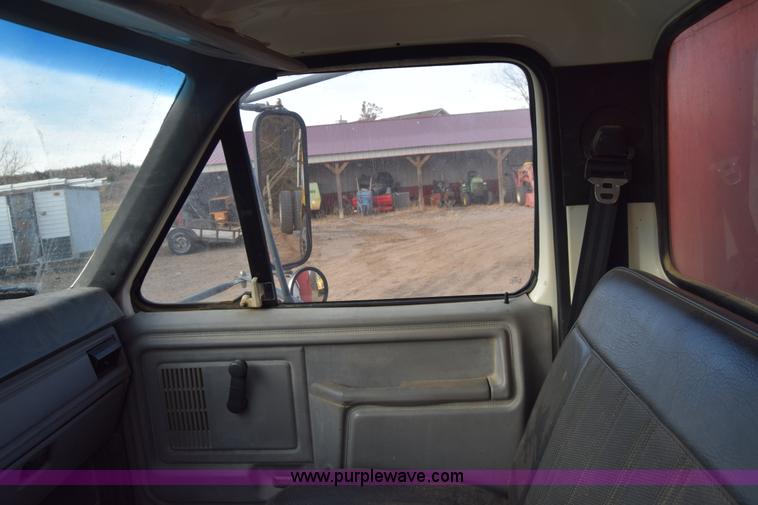 image for item L1005 1998 Ford F800 dump truck