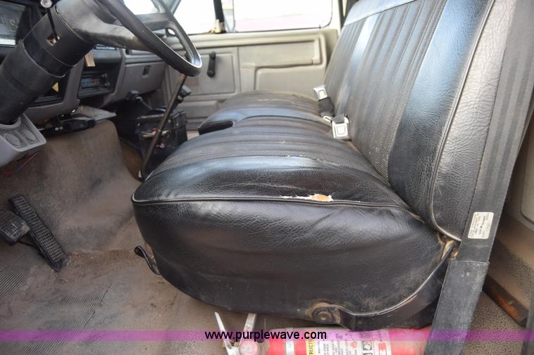 image for item L1005 1998 Ford F800 dump truck