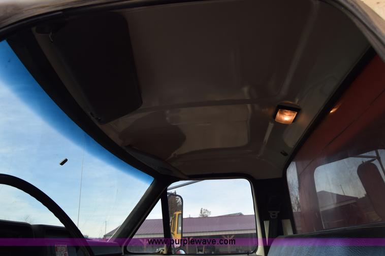 image for item L1005 1998 Ford F800 dump truck