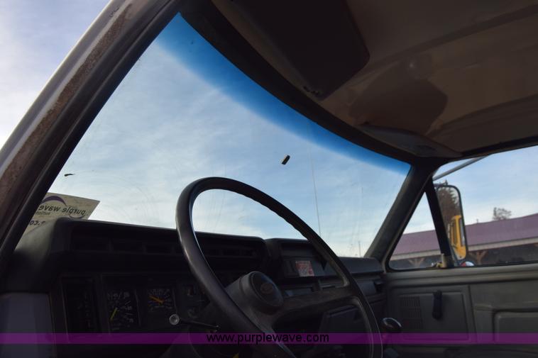 image for item L1005 1998 Ford F800 dump truck