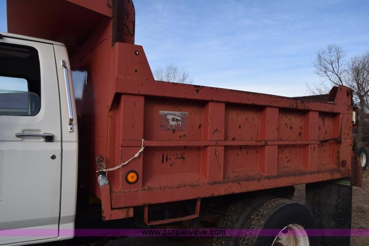 image for item L1005 1998 Ford F800 dump truck