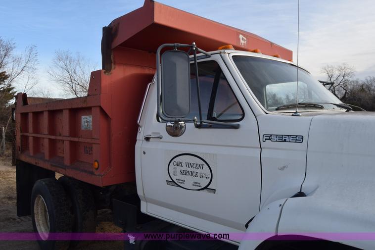 image for item L1005 1998 Ford F800 dump truck