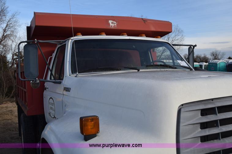 image for item L1005 1998 Ford F800 dump truck