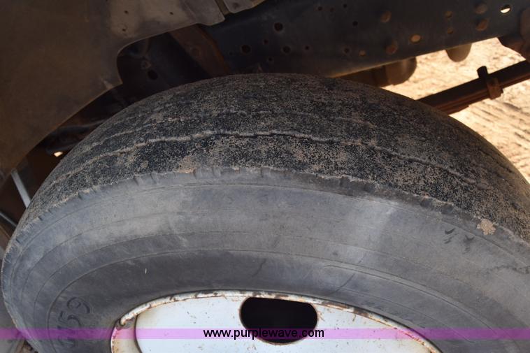 image for item L1005 1998 Ford F800 dump truck