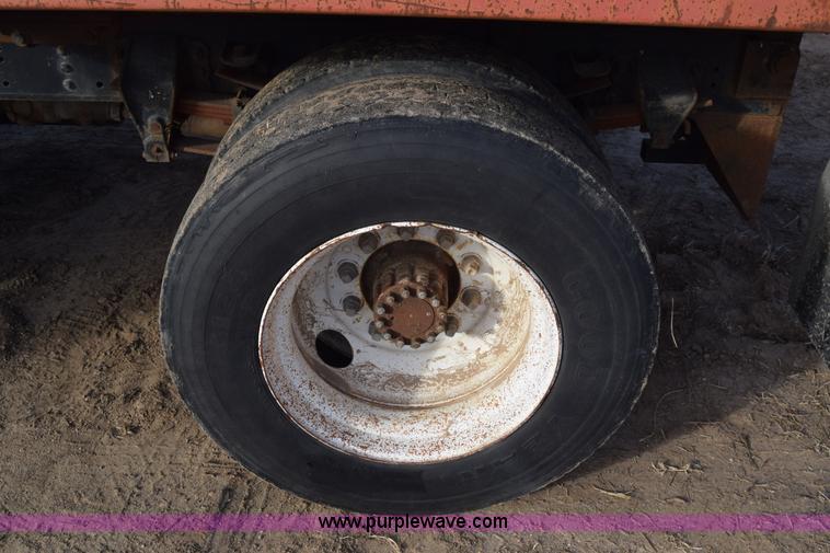 image for item L1005 1998 Ford F800 dump truck