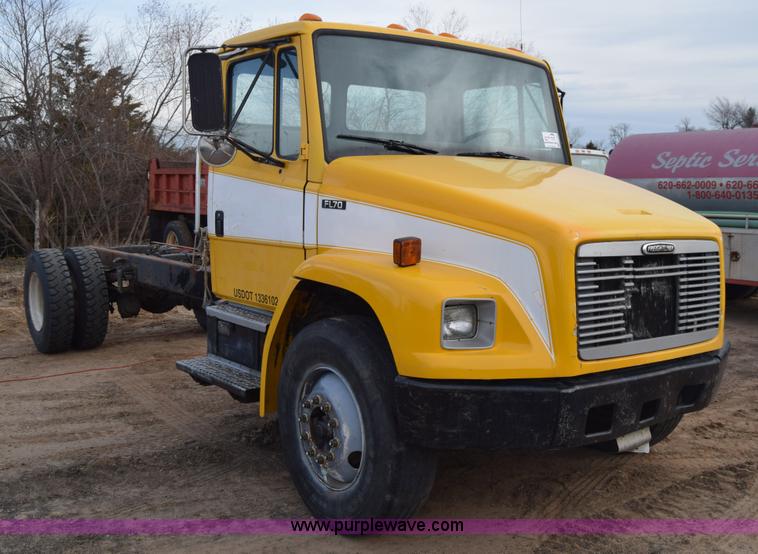 image for item L1006 2001 Freightliner FL70 truck cab and chassis