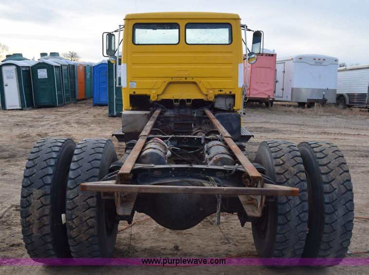 image for item L1006 2001 Freightliner FL70 truck cab and chassis