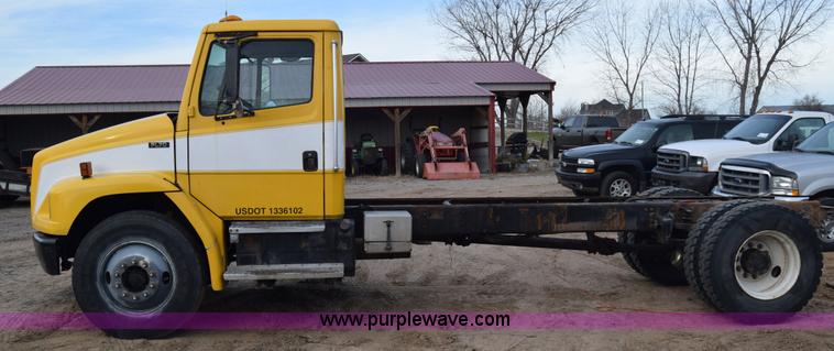 image for item L1006 2001 Freightliner FL70 truck cab and chassis
