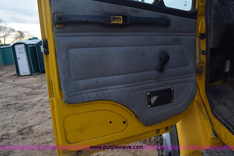 image for item L1006 2001 Freightliner FL70 truck cab and chassis