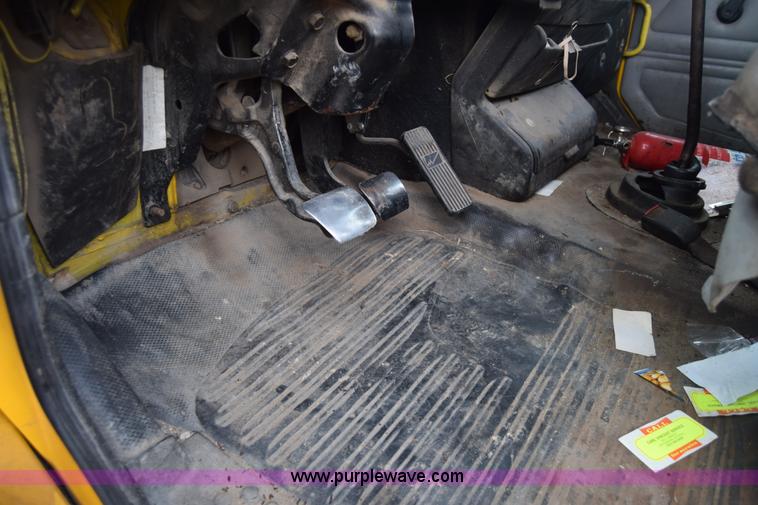 image for item L1006 2001 Freightliner FL70 truck cab and chassis