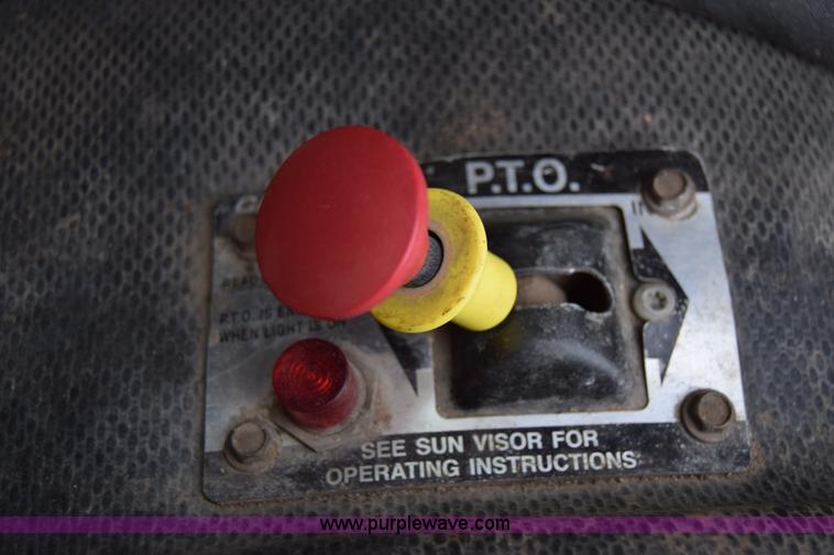 image for item L1006 2001 Freightliner FL70 truck cab and chassis