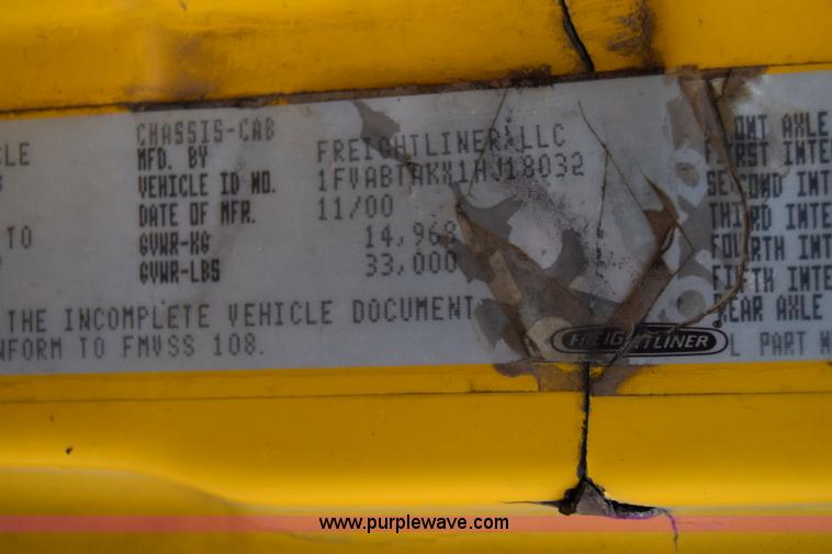 image for item L1006 2001 Freightliner FL70 truck cab and chassis