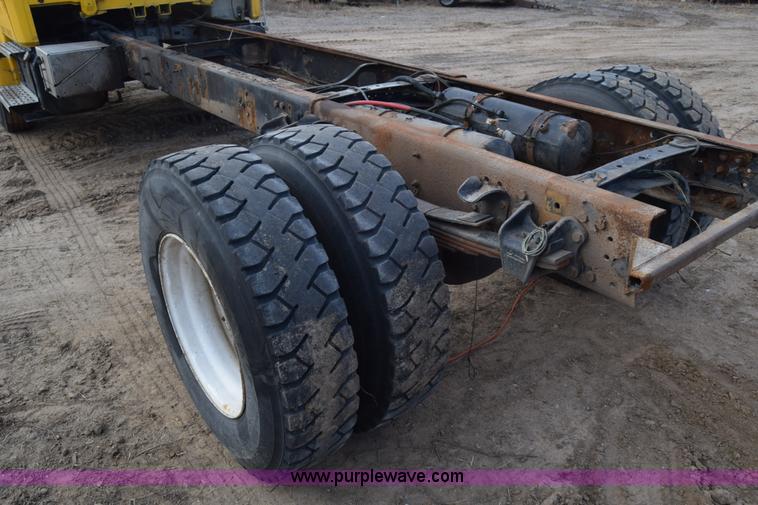 image for item L1006 2001 Freightliner FL70 truck cab and chassis