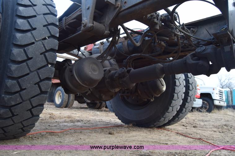 image for item L1006 2001 Freightliner FL70 truck cab and chassis