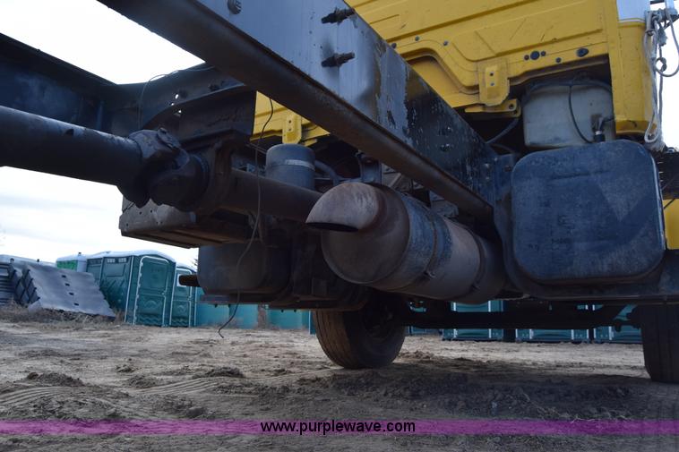 image for item L1006 2001 Freightliner FL70 truck cab and chassis