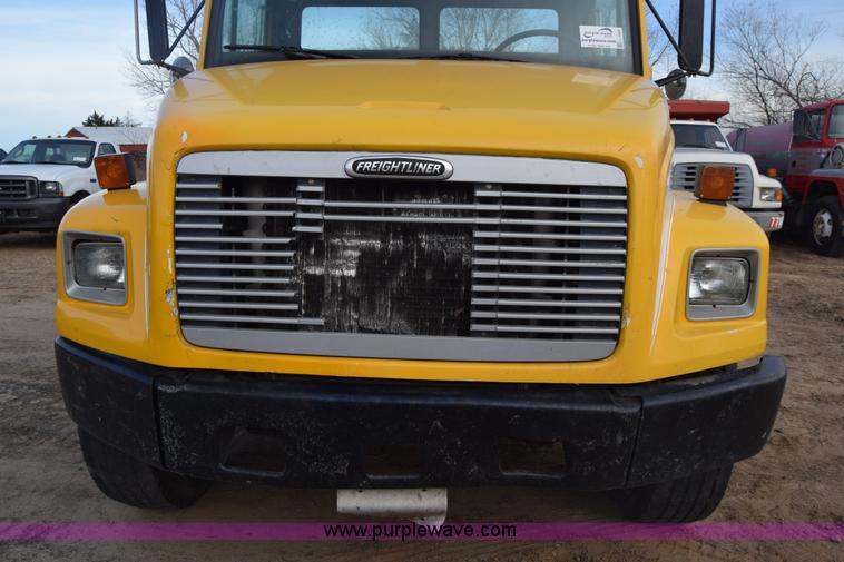 image for item L1006 2001 Freightliner FL70 truck cab and chassis