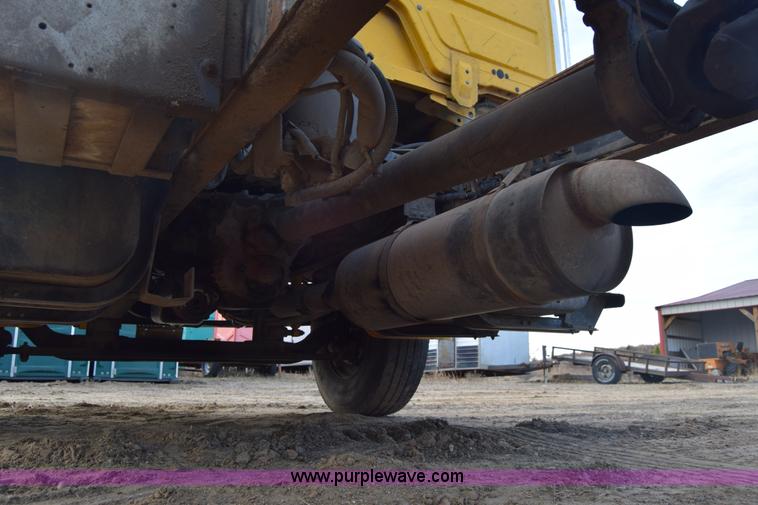 image for item L1006 2001 Freightliner FL70 truck cab and chassis