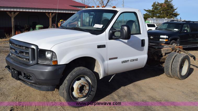 image for item L1008 2004 Ford F450 Super Duty truck chassis
