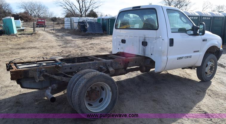 image for item L1008 2004 Ford F450 Super Duty truck chassis