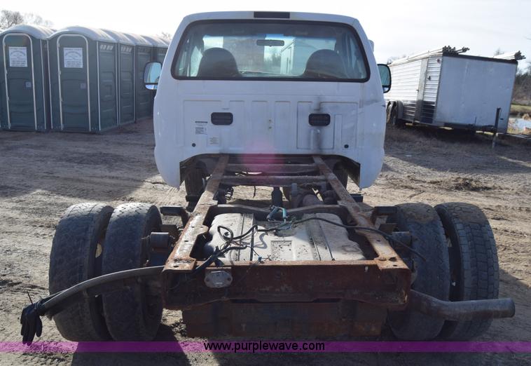 image for item L1008 2004 Ford F450 Super Duty truck chassis