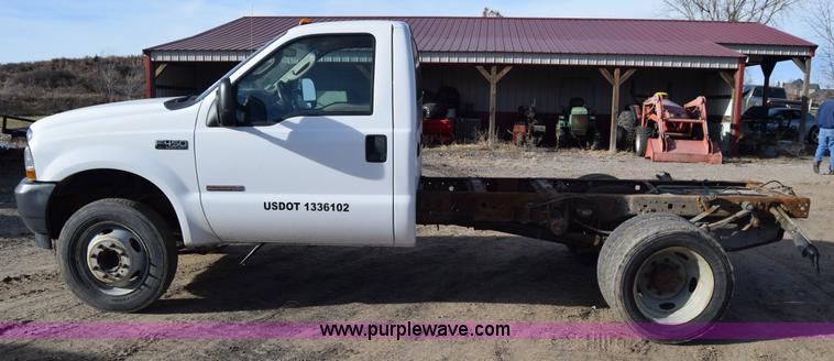 image for item L1008 2004 Ford F450 Super Duty truck chassis