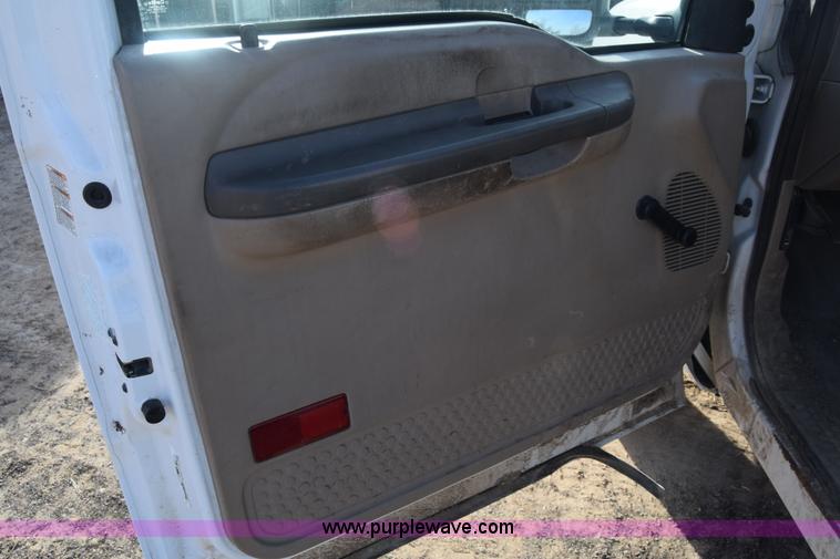 image for item L1008 2004 Ford F450 Super Duty truck chassis