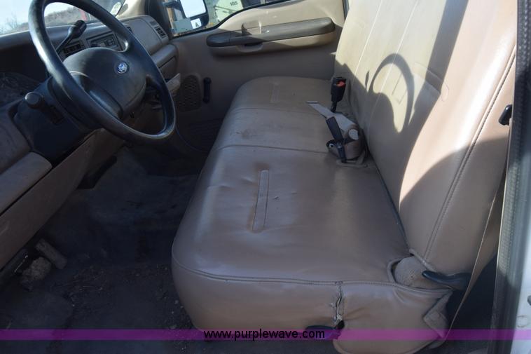 image for item L1008 2004 Ford F450 Super Duty truck chassis