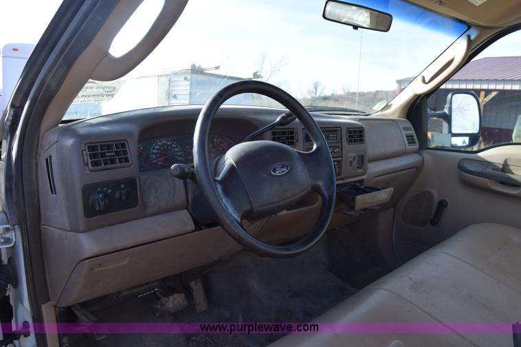 image for item L1008 2004 Ford F450 Super Duty truck chassis