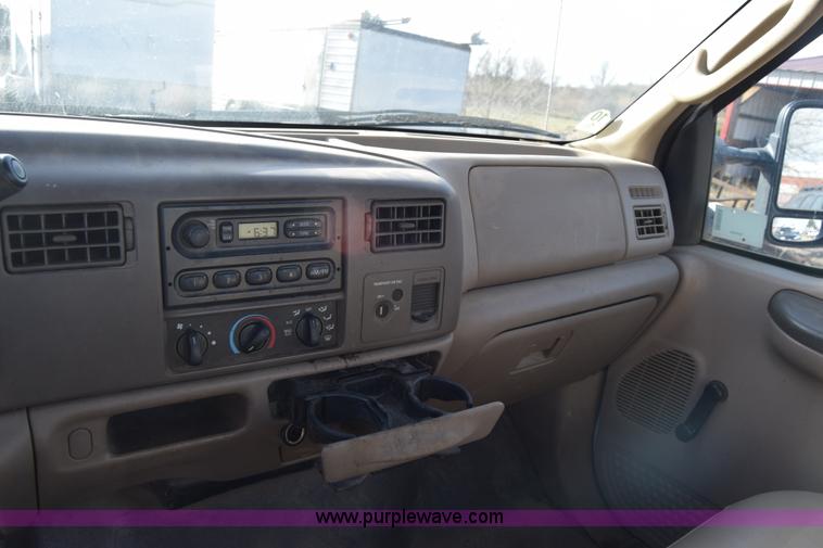 image for item L1008 2004 Ford F450 Super Duty truck chassis