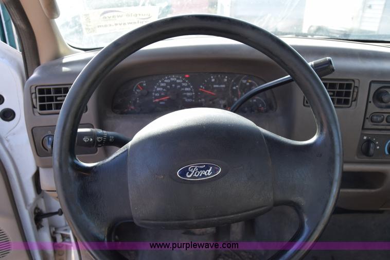 image for item L1008 2004 Ford F450 Super Duty truck chassis