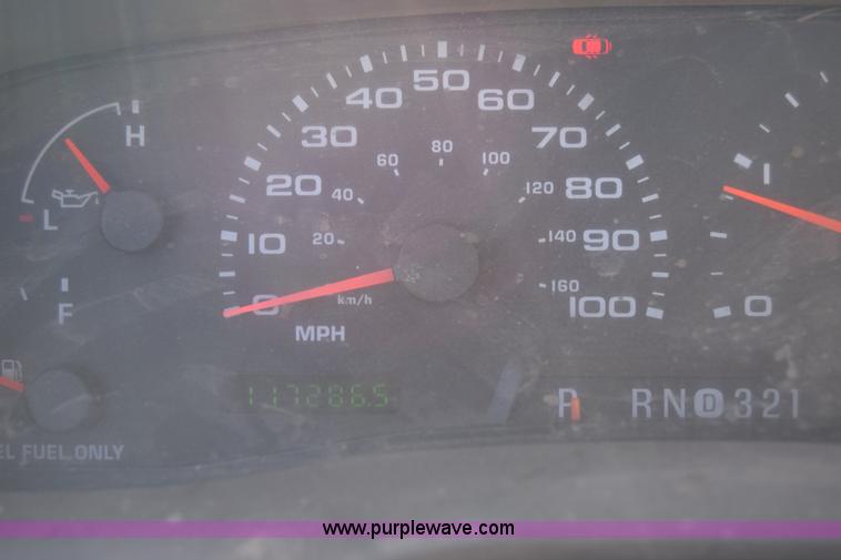 image for item L1008 2004 Ford F450 Super Duty truck chassis