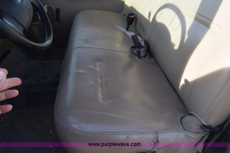 image for item L1008 2004 Ford F450 Super Duty truck chassis