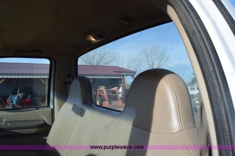 image for item L1008 2004 Ford F450 Super Duty truck chassis