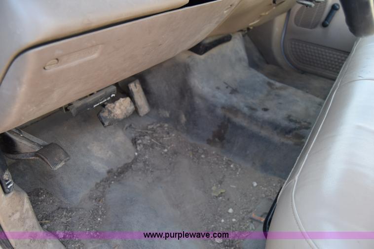 image for item L1008 2004 Ford F450 Super Duty truck chassis