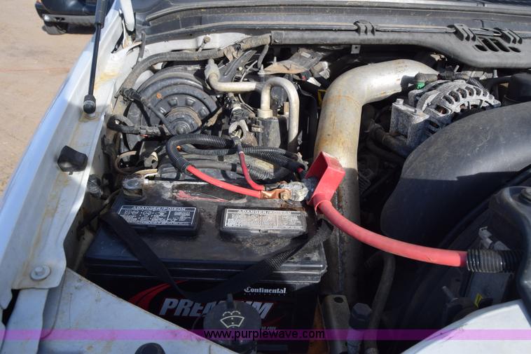 image for item L1008 2004 Ford F450 Super Duty truck chassis