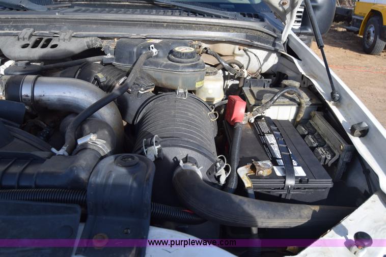 image for item L1008 2004 Ford F450 Super Duty truck chassis