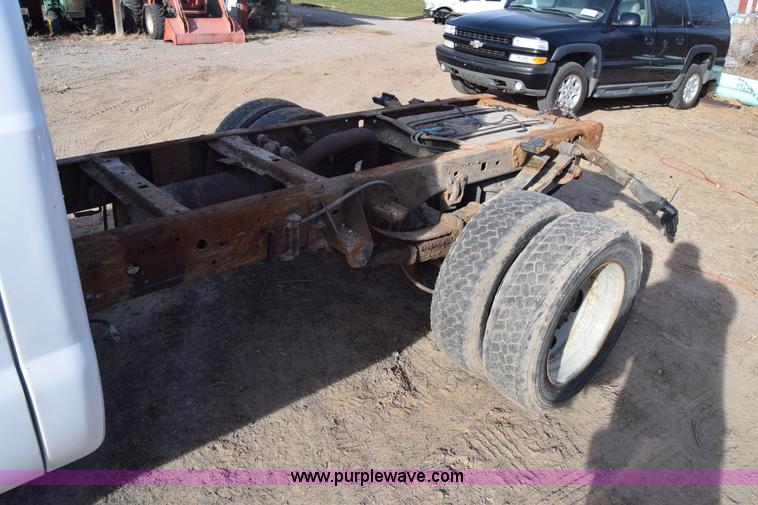 image for item L1008 2004 Ford F450 Super Duty truck chassis