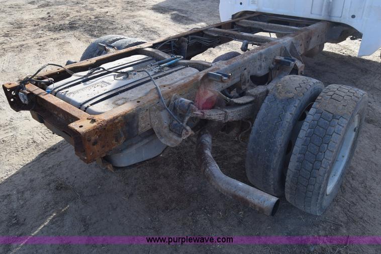 image for item L1008 2004 Ford F450 Super Duty truck chassis