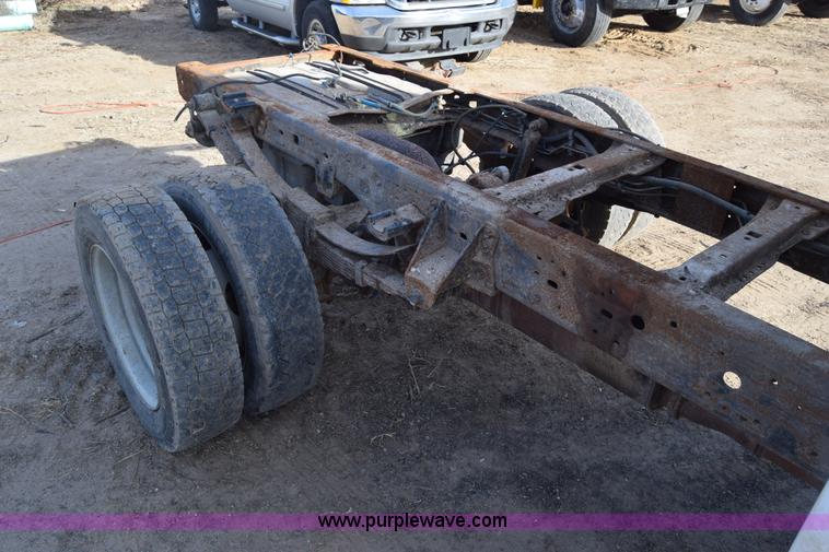 image for item L1008 2004 Ford F450 Super Duty truck chassis