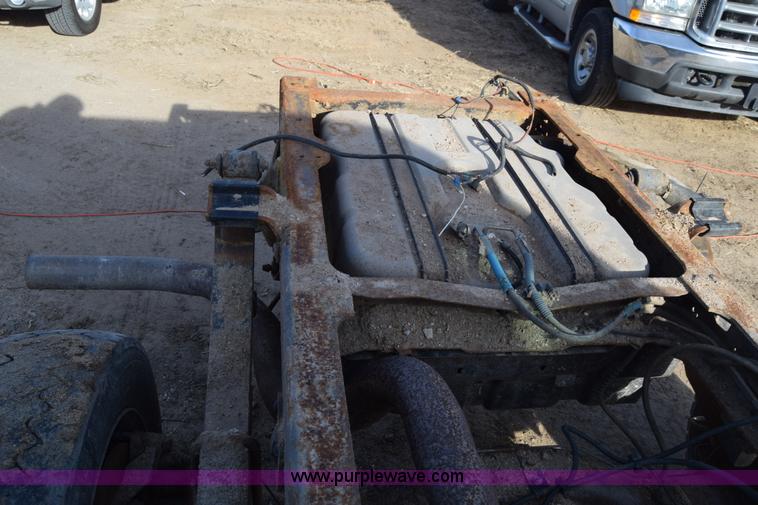image for item L1008 2004 Ford F450 Super Duty truck chassis