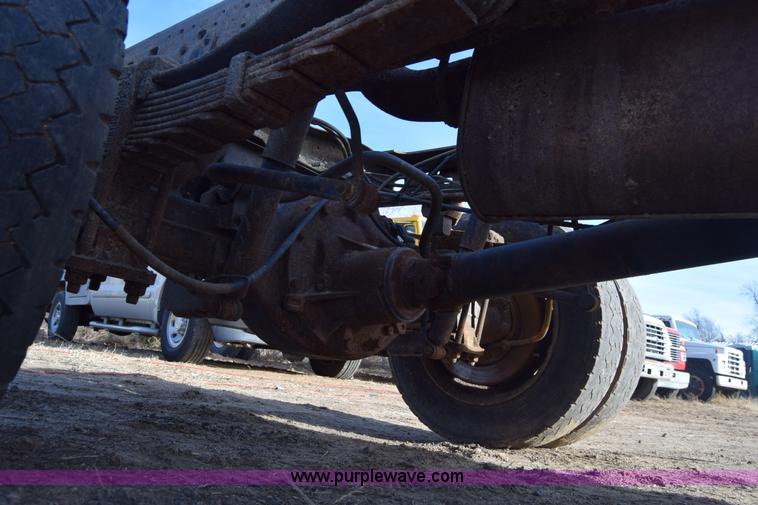 image for item L1008 2004 Ford F450 Super Duty truck chassis