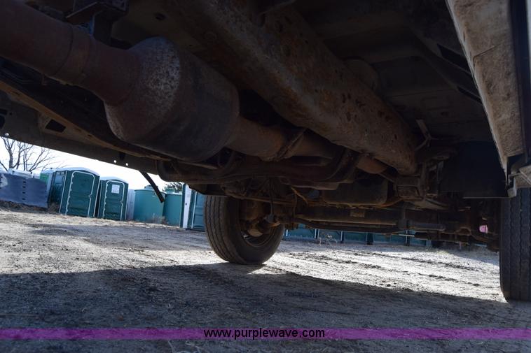 image for item L1008 2004 Ford F450 Super Duty truck chassis