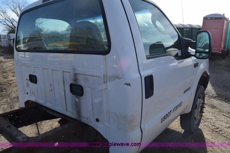 image for item L1008 2004 Ford F450 Super Duty truck chassis