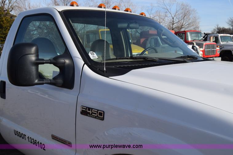 image for item L1008 2004 Ford F450 Super Duty truck chassis