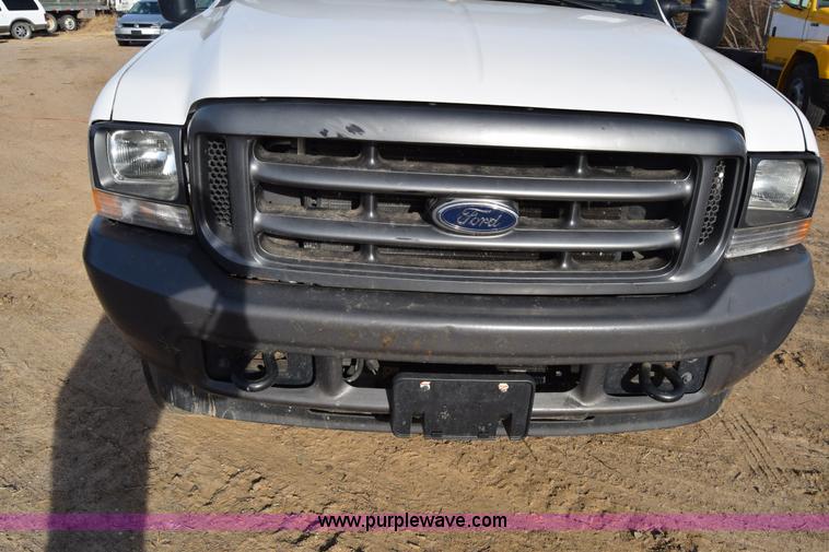 image for item L1008 2004 Ford F450 Super Duty truck chassis