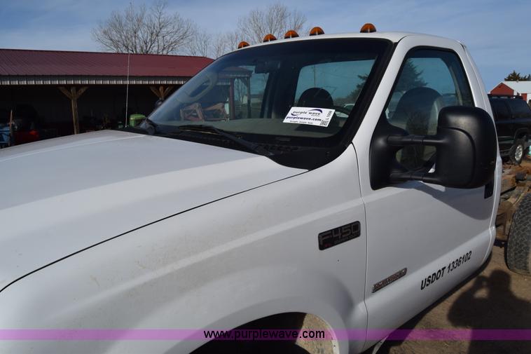 image for item L1008 2004 Ford F450 Super Duty truck chassis