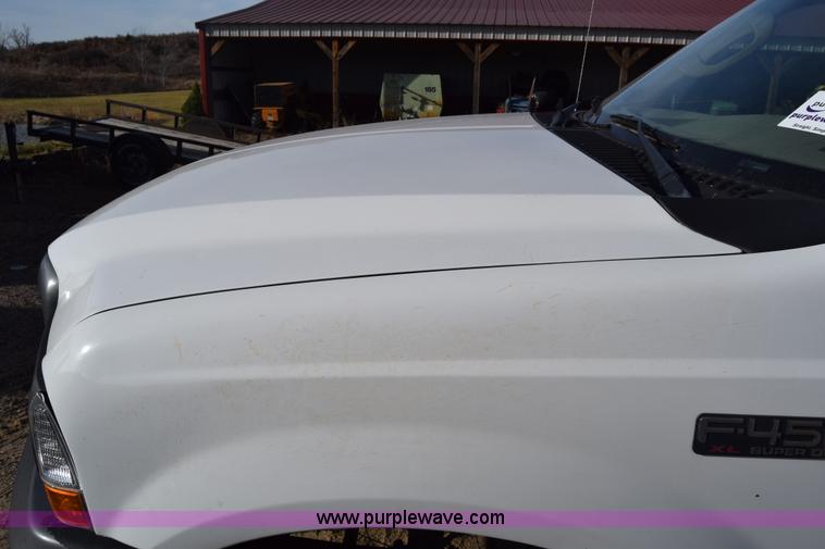 image for item L1008 2004 Ford F450 Super Duty truck chassis