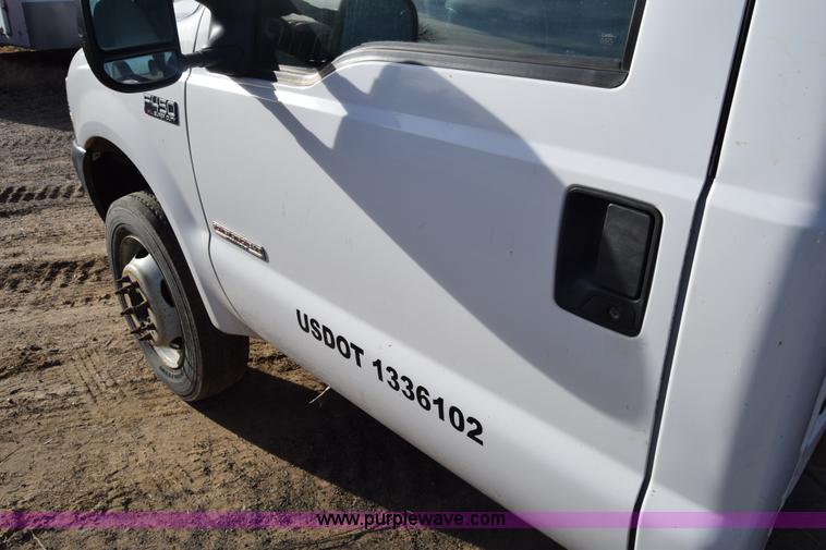 image for item L1008 2004 Ford F450 Super Duty truck chassis