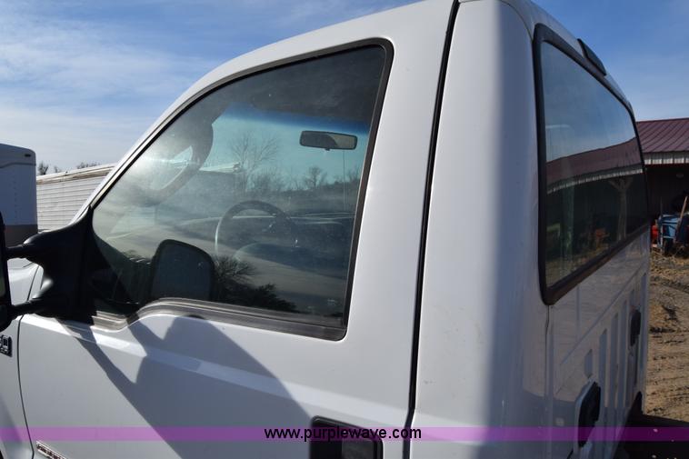 image for item L1008 2004 Ford F450 Super Duty truck chassis